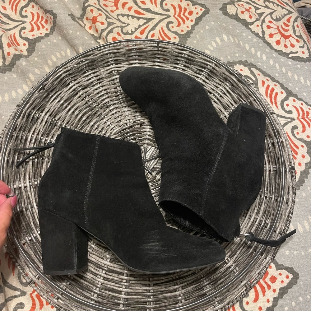 STEVE MADDEN SUEDE BLACK BOOTIES
